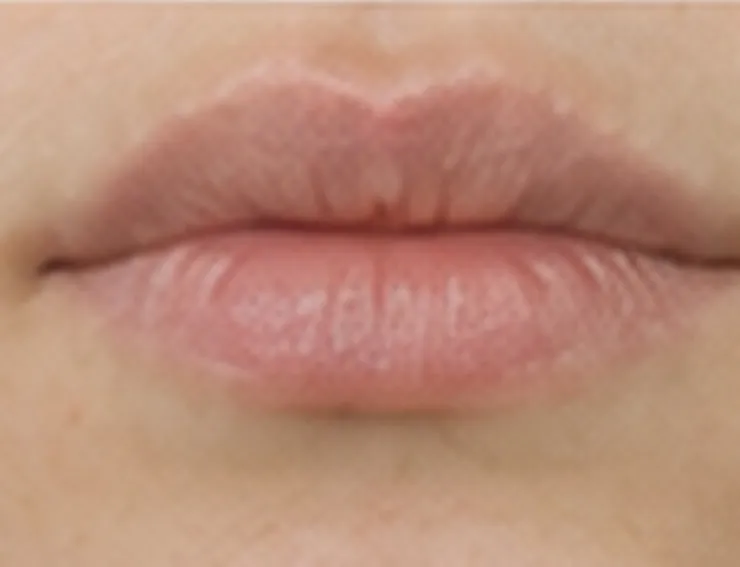Lèvres en gros plan, contour naturel et texture satinée