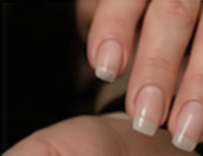 Main en gros plan, ongles naturels préparés en manucure russe