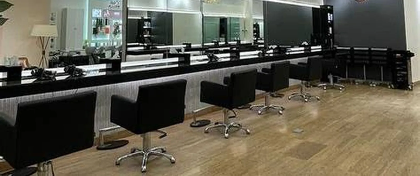 Vue intérieure de l’institut : postes de travail, miroirs et éclairage