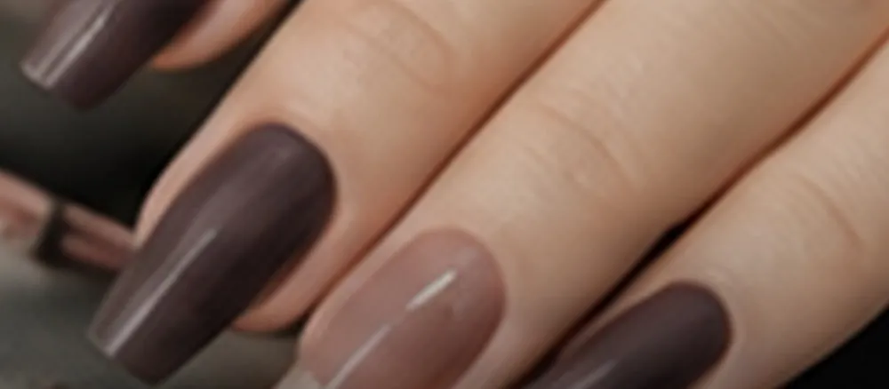 Ongles longs en gel, finition brune satinée