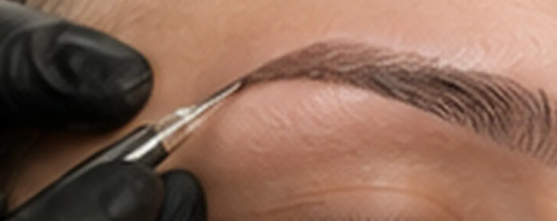 Séance de micropigmentation des sourcils au stylet